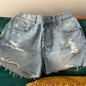 H&M Womens Boyfriend Fit Shorts. Size 4. Worn Once.